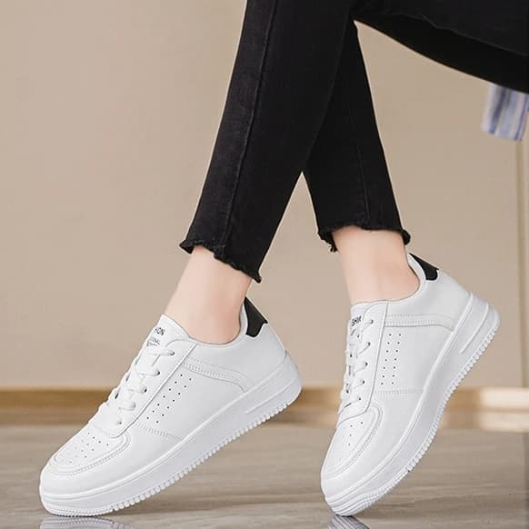 Nuove sneakers bianche traspiranti da donna, stile coreano, versatili, sneakers con suola spessa, scarpe casual da skateboard, scarpe alla moda