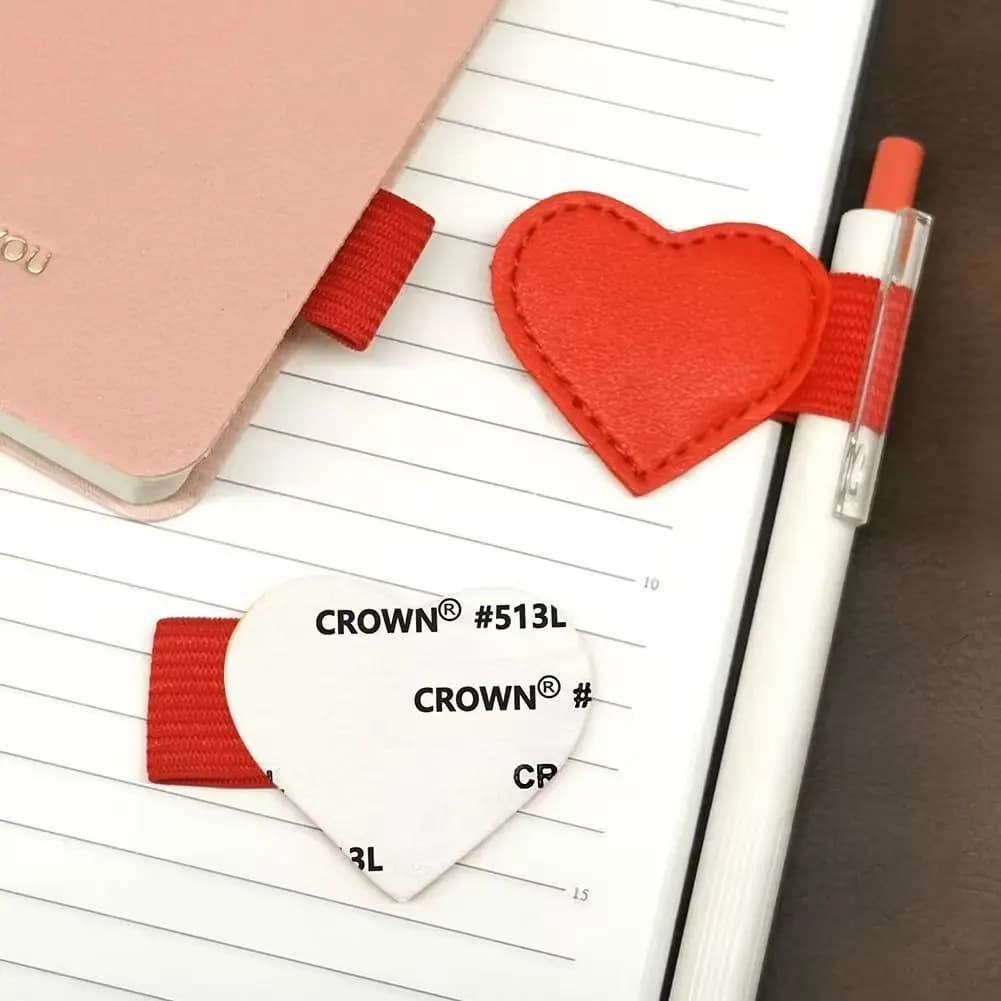 Nuovo portapenne a forma di cuore per notebook, riviste, pianificatori, custodia per tablet, portapenne in pelle autoadesivo con elastico