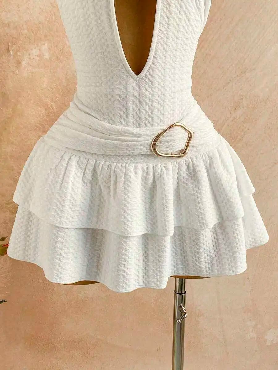 Mini abito bianco senza maniche con scollo a V profondo, orlo arricciato e dettaglio cintura