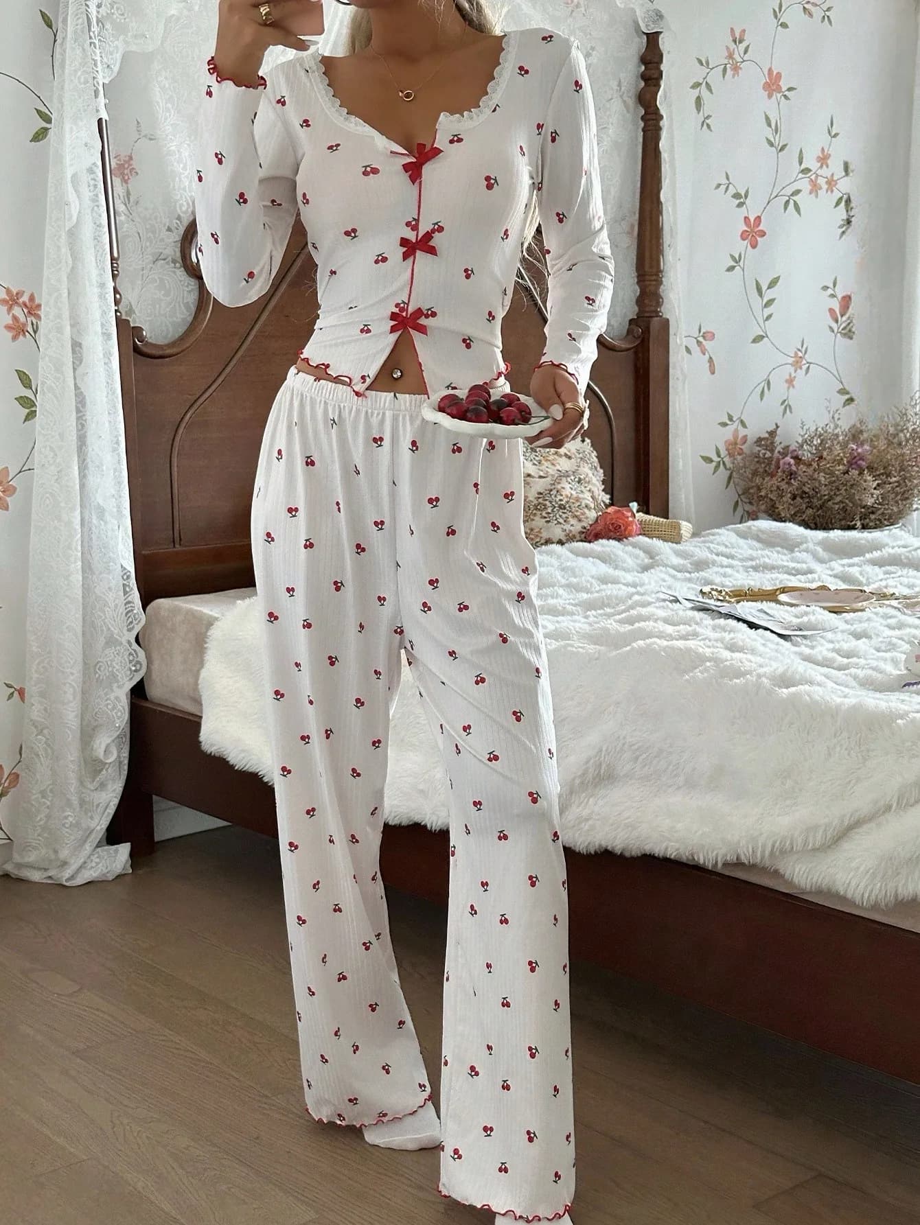 Pigiama da donna con stampa ciliegie con finiture in pizzo e dettagli a fiocco, pigiama a maniche lunghe con scollo a V per l'autunno inverno