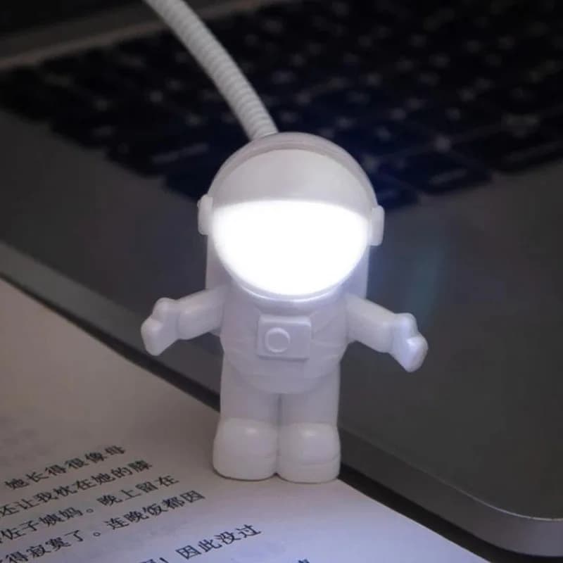 Lampada da lettura portatile da scrivania a forma di astronauta bianca alimentata da luce notturna USB DC per computer PC Lampada di illuminazione a LED portatile da 5 V