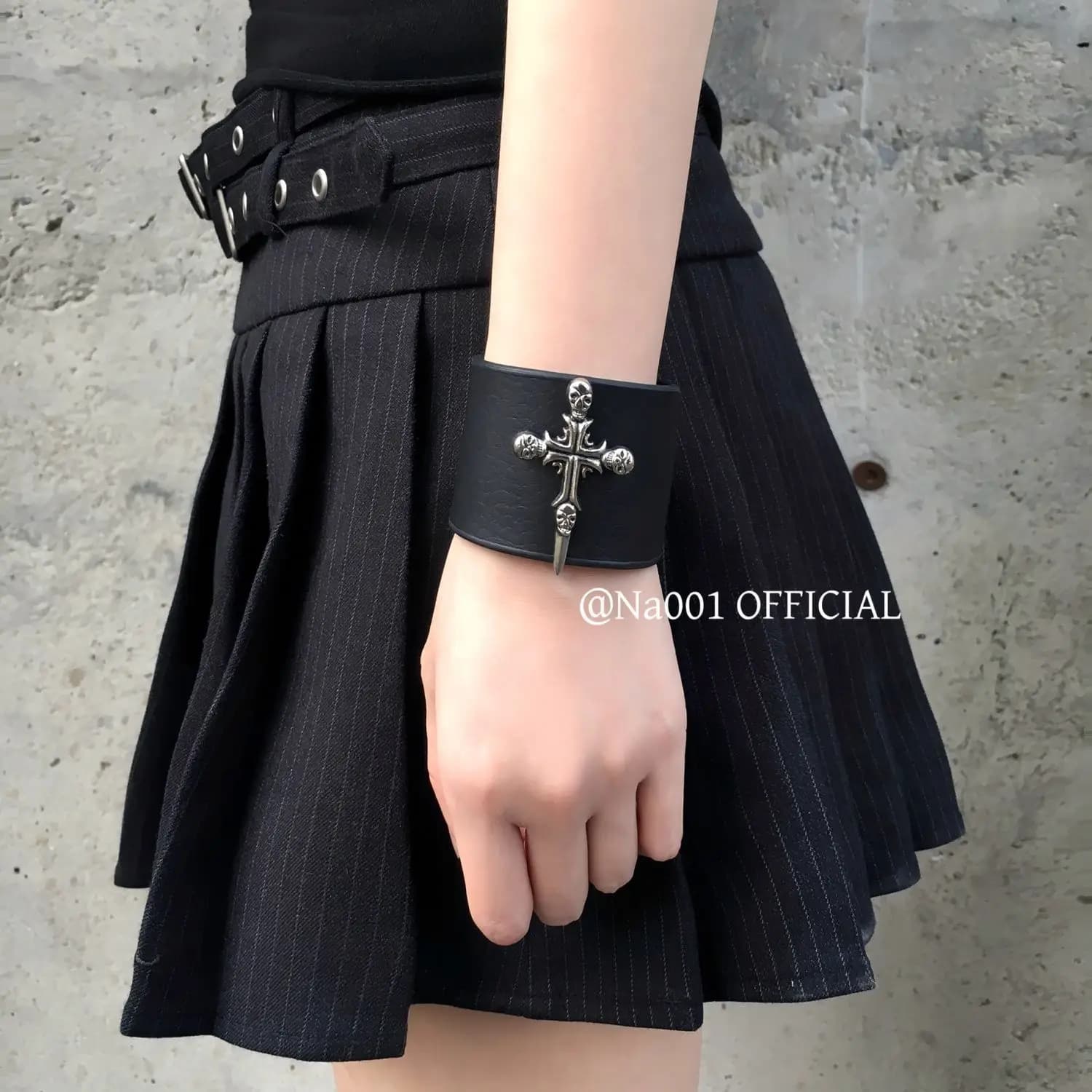 Y2K Sottocultura Retro Punk Teschio Cuoio Capelluto Bracciale largo nero Bracciale con croce rock in metallo per moto