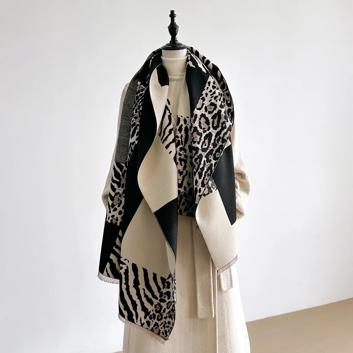 Sciarpa con stampa leopardata su due lati di nuova marca Eleganza Scialle di pashmina con frange morbide e calde Coperta antivento resistente al freddo per l'autunno e l'inverno