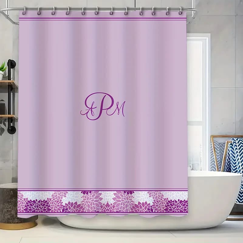 Tenda da doccia viola con iniziali monogramma per l'arredamento del bagno Set lussuoso tappetino da bagno spa Vasca da bagno bianca sullo sfondo (180 x