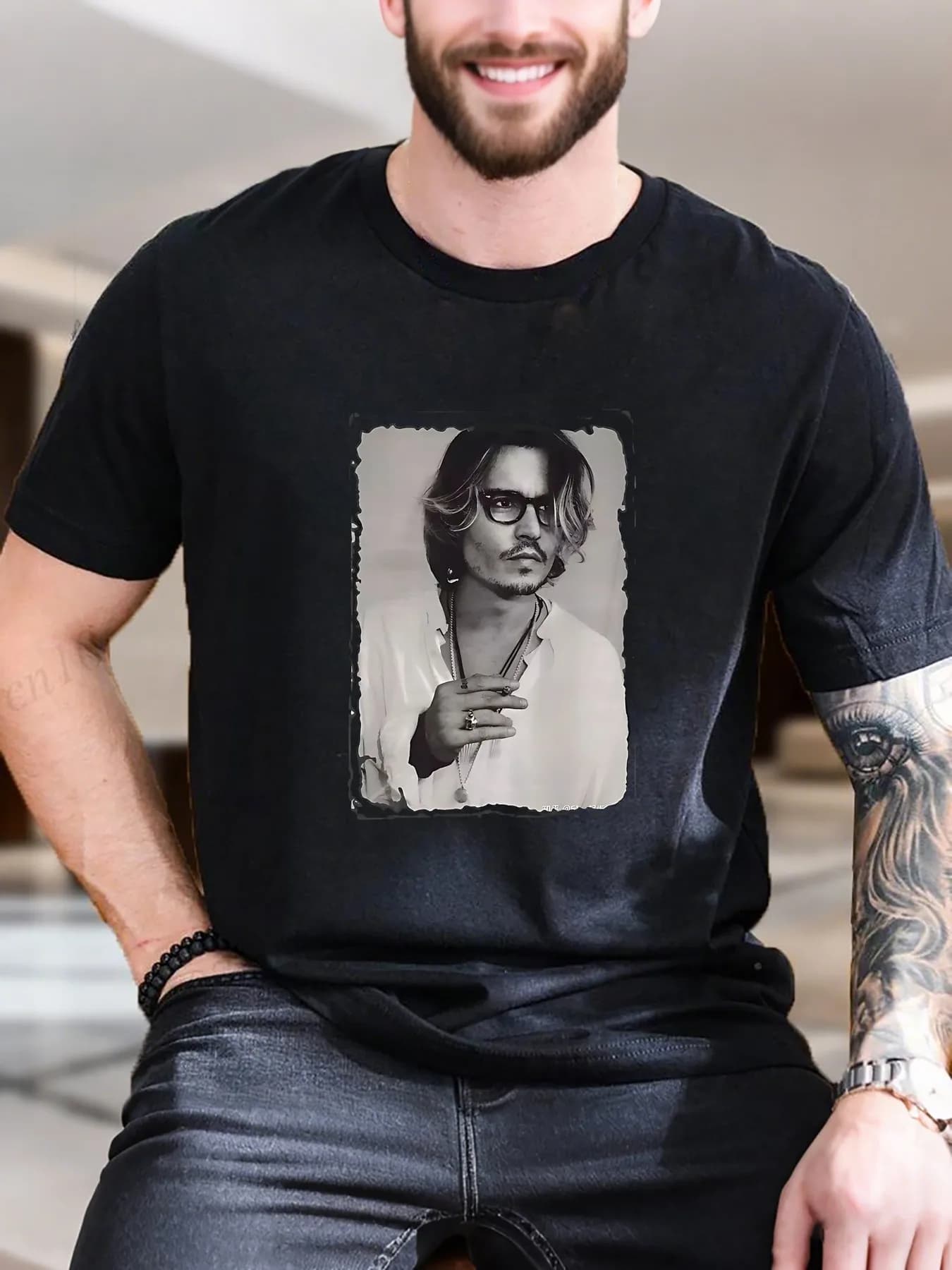 T-shirt con stampa grafica da uomo di nuova moda di arrivo Occhiali alla moda Collana Design 100% cotone morbido e traspirante Tee Casual Summer Wear