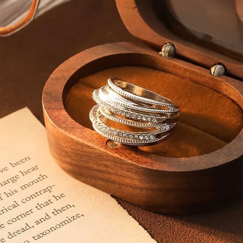 Delicato anello micro-intarsiato, anello creativo da donna in stile croce