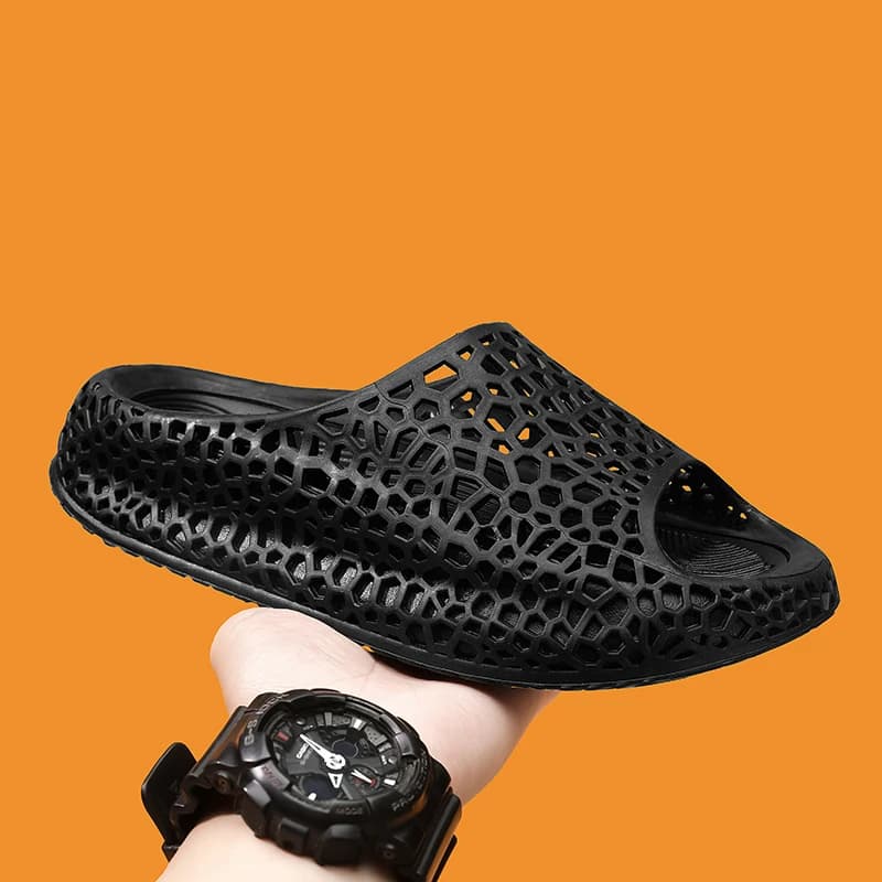 Le ciabatte estive da uomo sono sandali leggeri, alla moda, con suola spessa e traforata, resistenti, comode e casual, perfette per la spiaggia.