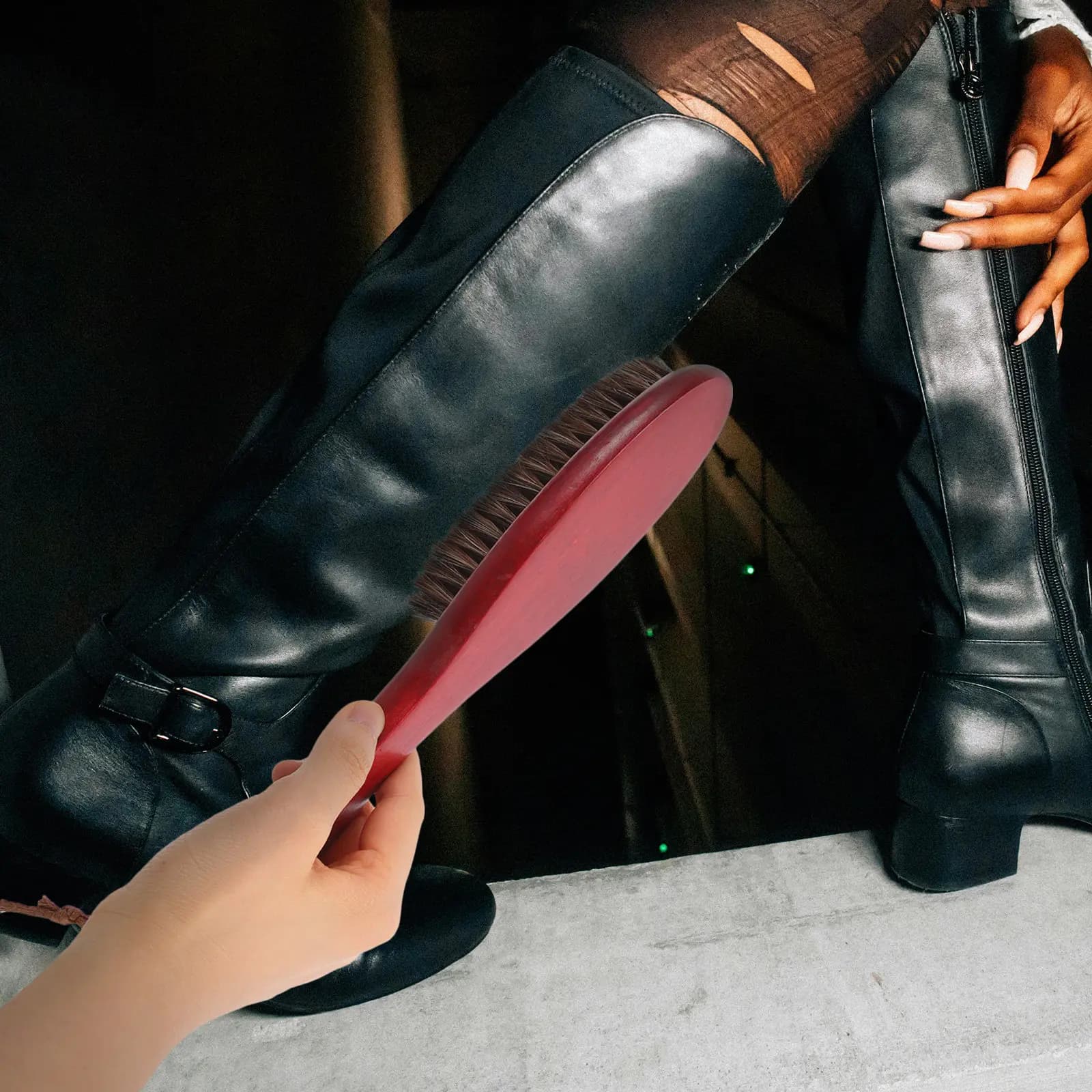 Spazzola con Manico Lungo in Legno di Faggio e Setole di Crine di Cavallo per Pulizia Scarpe, Rimozione Polvere e Macchie, Cura dei Tessuti e dei Vestiti, Strumento per la Casa