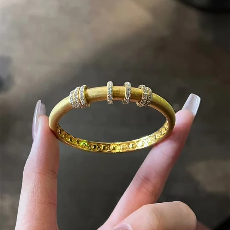 Bracciale con processo disegnato a mano da donna 2025 Gioielli da festa all-in-one di lusso leggero classico europeo americano caldo