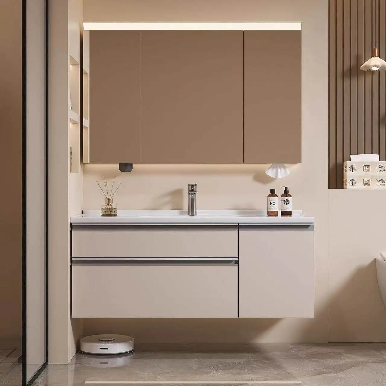 Combinazione mobile bagno con specchio, lavabo integrato in ceramica su piano d'appoggio