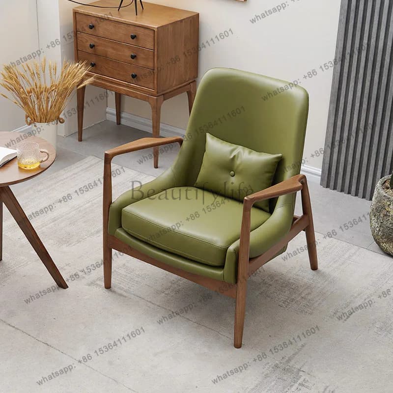 Poltrona singola in stile nordico semplice, con struttura in legno massello e cuscino in pelle, sedia relax.