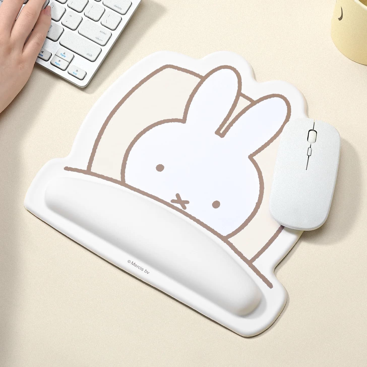 Simpatico tappetino per mouse beige con coniglietto Miffy, morbido e con poggiapolsi ergonomico, per laptop, computer desktop, accessori per mouse.
