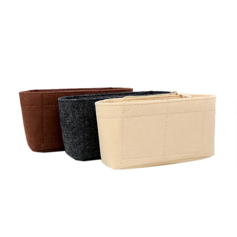 Organizer in feltro per borse, con inserti multi-tasche e divisorio interno.