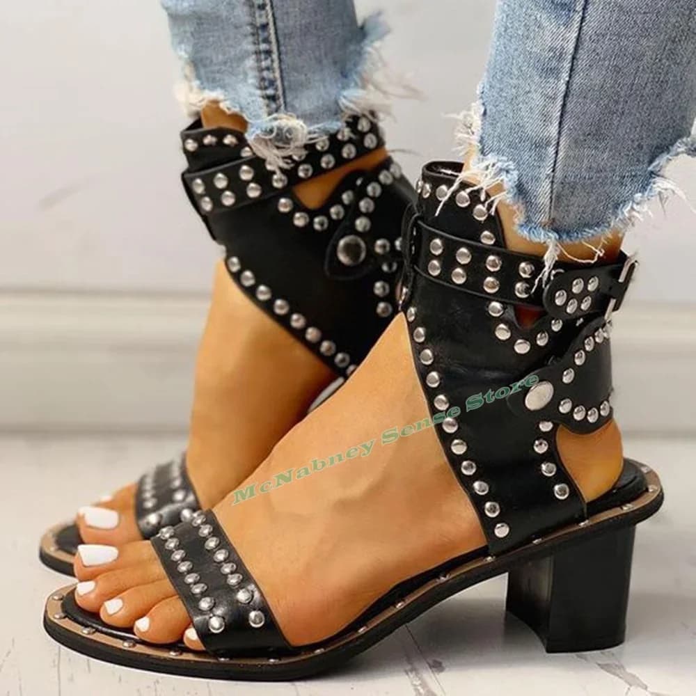 Fibbie per rivetti sandali di nuovo stile Open Toe tacchi alti grossi cinghie solide scarpe da donna Sexy sandali di moda firmati per feste estive
