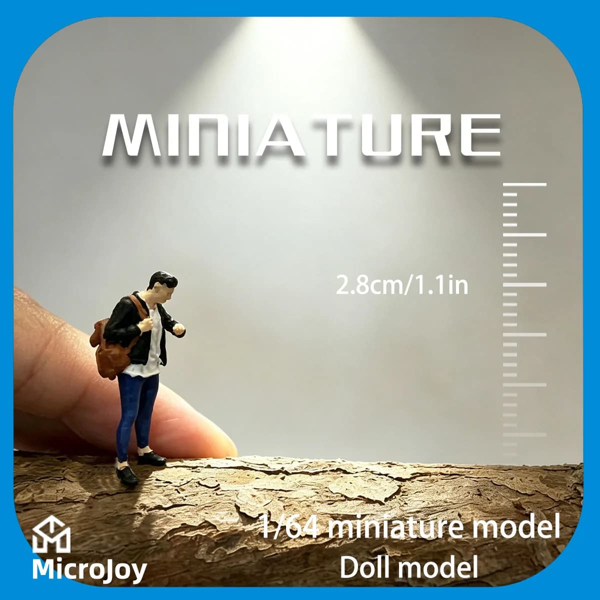 Modellino in Miniatura Scala 1:64, Personaggio Maschile con Zaino e Orologio, Adatto per Diorami Ferroviari in Scala HO, Scenari Fai-da-Te, Scene Creative, Set di Mini Scene e Accessori in Miniatura