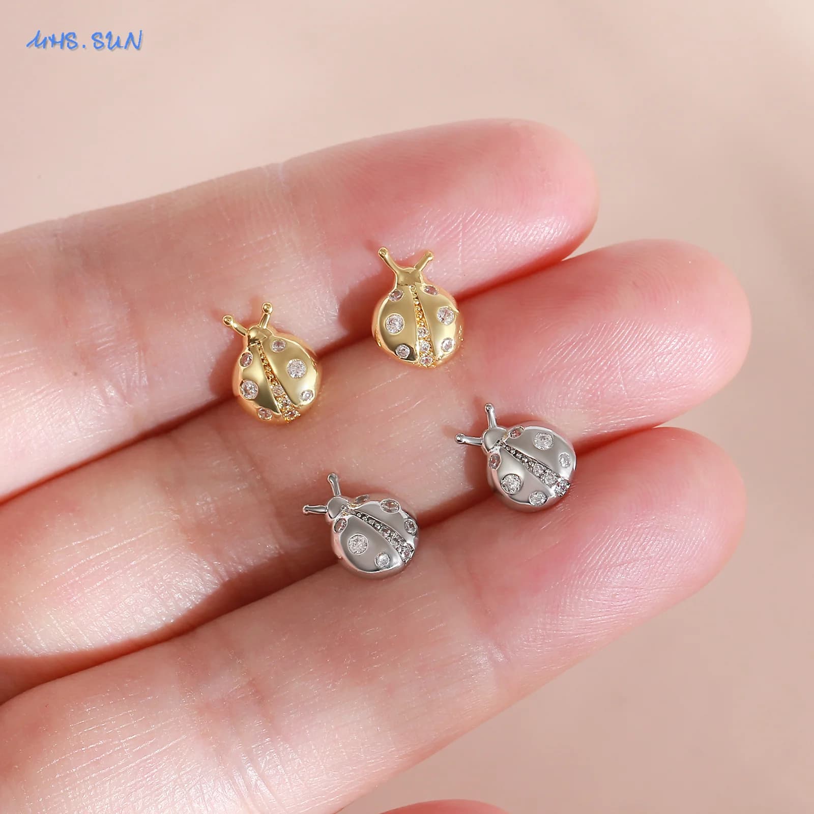MHS.SUN Orecchini a forma di mini coccinella, squisiti con zirconi intarsiati, piccoli orecchini a forma di insetto estivo per donne e ragazze, gioielli da piercing