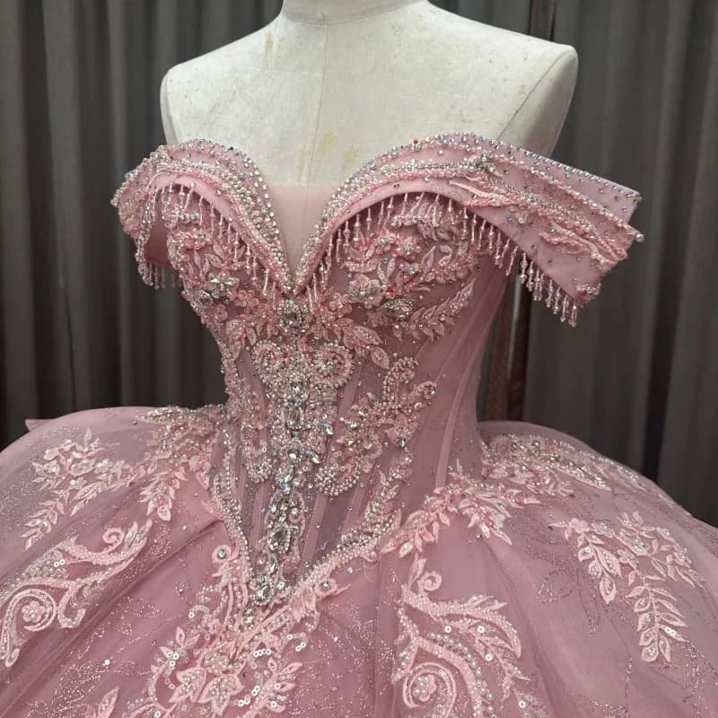 Abiti Quinceanera rosa lucido personalizzati con spalle scoperte applique con paillettes Coda lunga Stratificazione di pizzo Vestido 15 Quinceanera