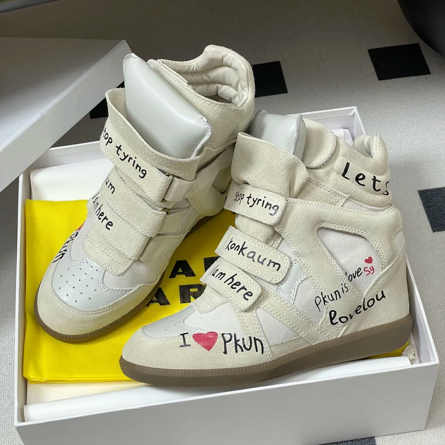 Sneakers Classiche da Donna con Zeppa Nascosta e Chiusura a Strappo, Comode e alla Moda