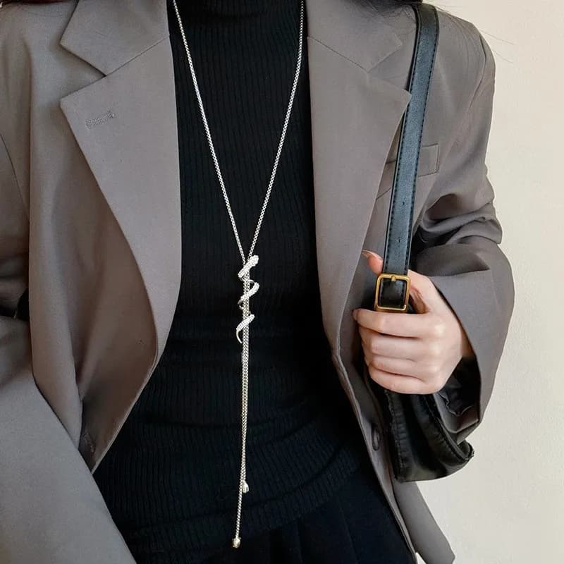 Collana con ciondolo minimalista dal design unico, catena di maglioni con un lusso leggero e un tocco di fascia alta, accessorio versatile