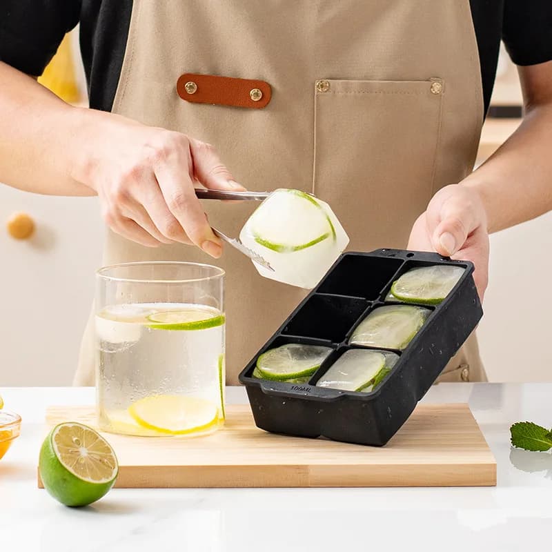 Stampo per cubetti di ghiaccio in silicone, 6 cubetti quadrati in silicone con coperchio, stampo per cubetti di ghiaccio per whisky, contenitore per ghiaccio, facile da sformare.