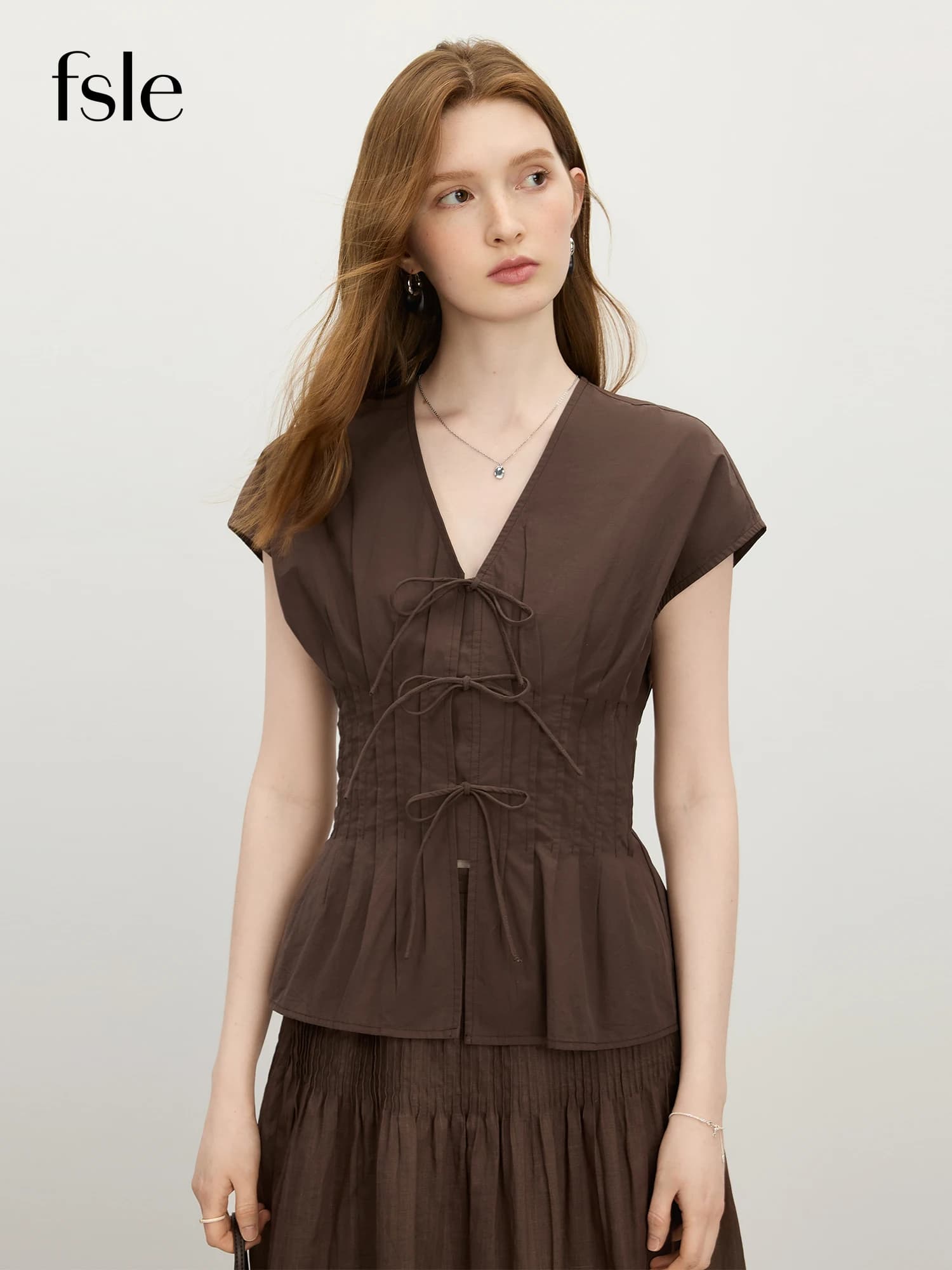 FSLE 2025 Modern summer women's shirt with V-neck and bow tie - Shaped waist and Dolman sleeves for chic occasions 25FS12737