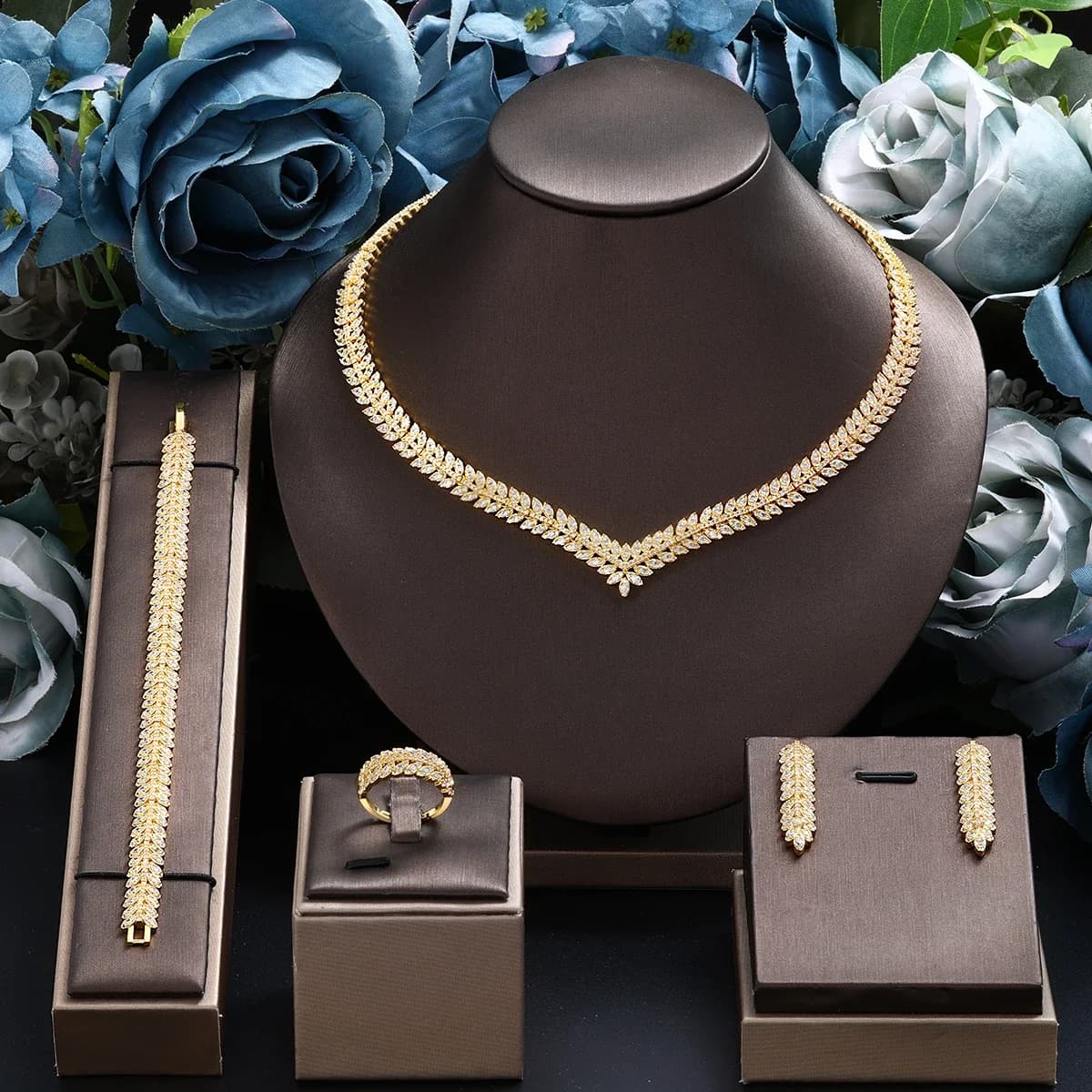 Elegante set di gioielli placcati in oro stile Dubai, ideale come regalo per feste femminili, semplice ed elegante set di gioielli da sposa a 4 pezzi per matrimoni negli Emirati Arabi Uniti.