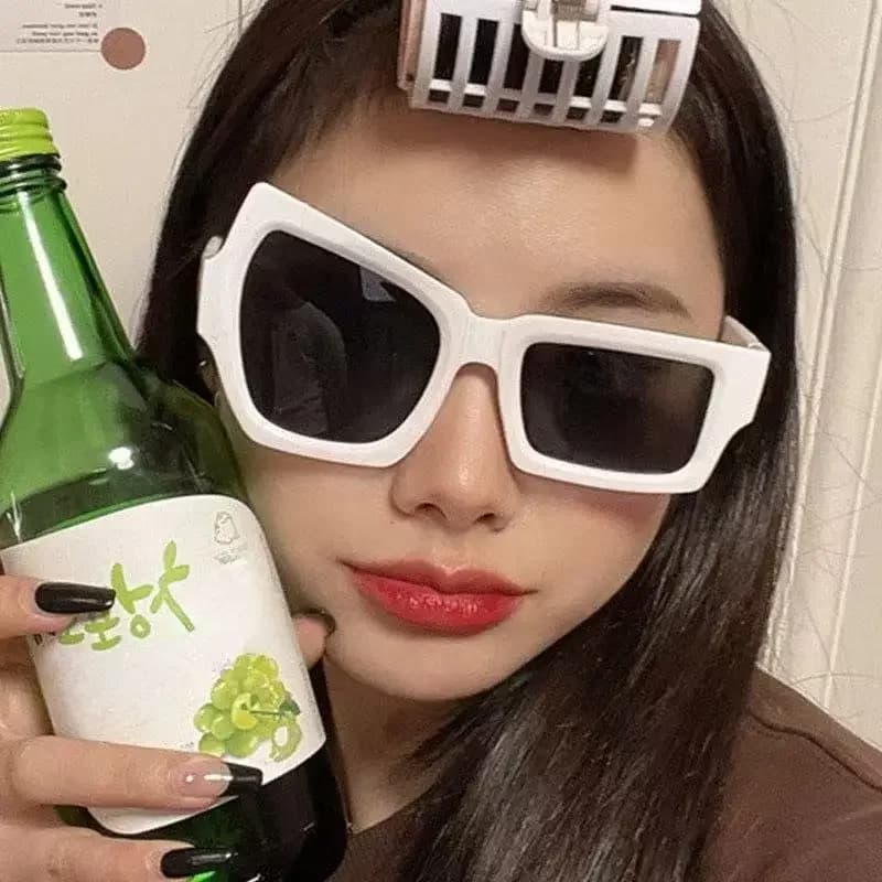 Exaggerated Funky Raised-Eyebrow Irregular Sunglasses for Women Trendy Shades Street Styling Unisex UV Protection Fashion Eye Accessories