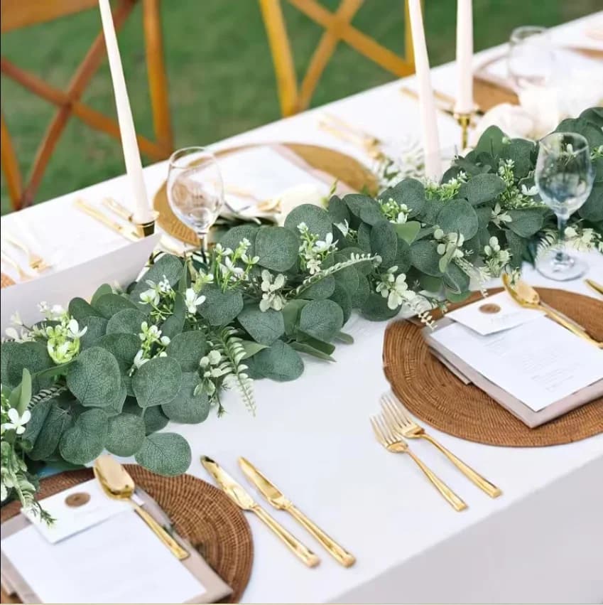 Ghirlanda di eucalipto artificiale da 1 pezzo, verde realistico con fiori e fogliame, vite di plastica senza manutenzione per matrimonio, casa, giardino