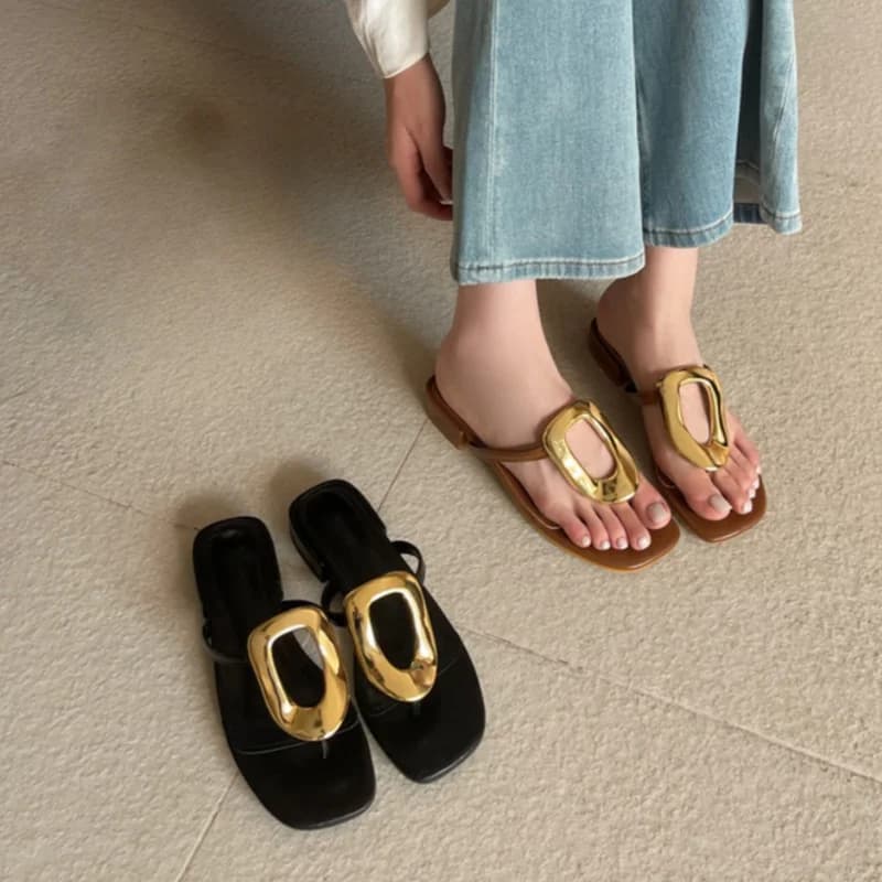Sandali con tacco basso e punta aperta, decorazioni in metallo, punta quadrata, semplici ed eleganti, sexy e alla moda