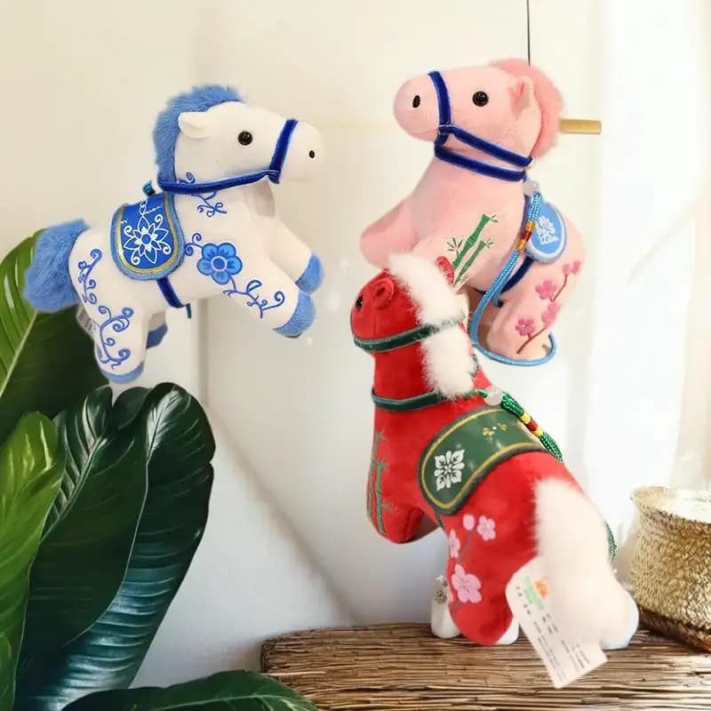 Decorazione morbida e realistica del giocattolo del cavallo della peluche; Regalo perfetto per il neonato, ciondolo della mascotte dell'anno 2026 del cavallo