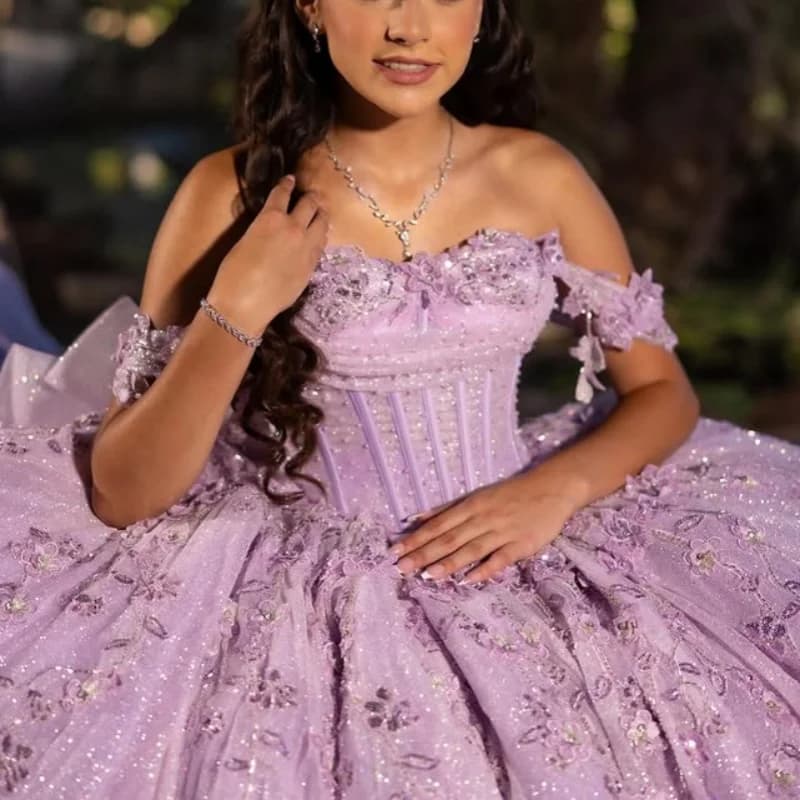Abiti Quinceanera viola lucido personalizzati con spalle scoperte decalcomania glitter pizzo fiore 3D fiocco coda lunga Vestido 15 Quinceanera