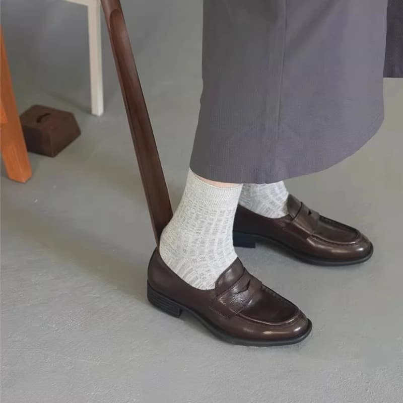 Calzascarpe in legno massello con manico extra lungo, design ergonomico per una facile vestizione, supporto per scarpe con impugnatura comoda e antiscivolo
