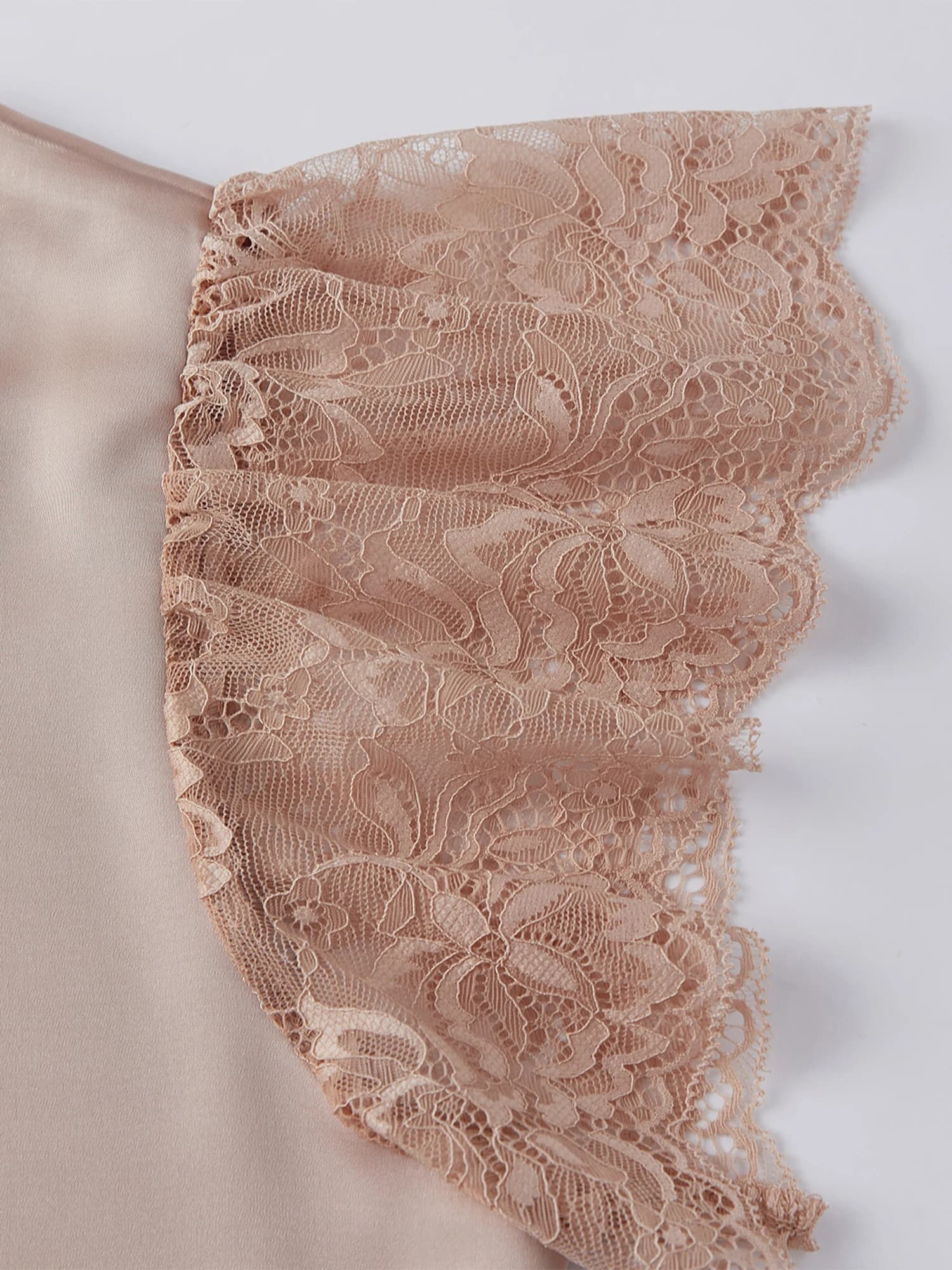 Elegante canotta da donna in raso con finiture in pizzo e scollo a V, perfetta per outfit casual eleganti e per l'uso quotidiano