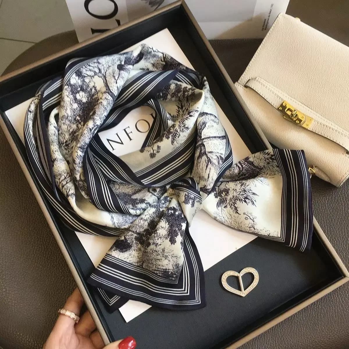 BYSIFA | Sciarpa Lunga da Donna Blu e Bianca 100% Seta con Nuovo Design Floreale per Capelli, Sciarpe e Hijab Primaverili Estivi, Foulard in Seta di Marca