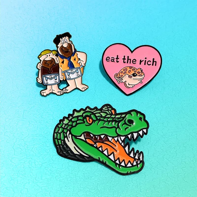 AniPins Divertenti Spille a Forma di Hominide, 3 Design, in Metallo Smaltato, Cartone Animato, con Scritta 'Eat The Rich', a Forma di Rana e Coccodrillo, Spilla Animale per Vestiti e Zaini