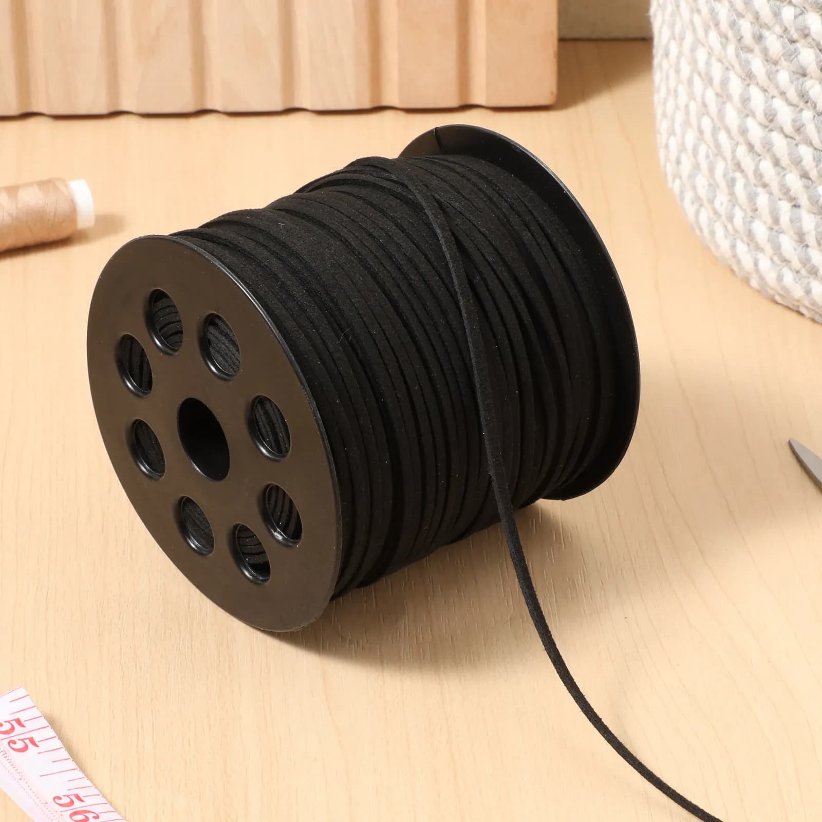 1 Rotolo di Cordoncino in Finta Pelle Scamosciata da 2,6mm per Creazione di Braccialetti, Collane, Cavigliere, Gioielli, Decorazioni, Scarpe, Borse, Cinture