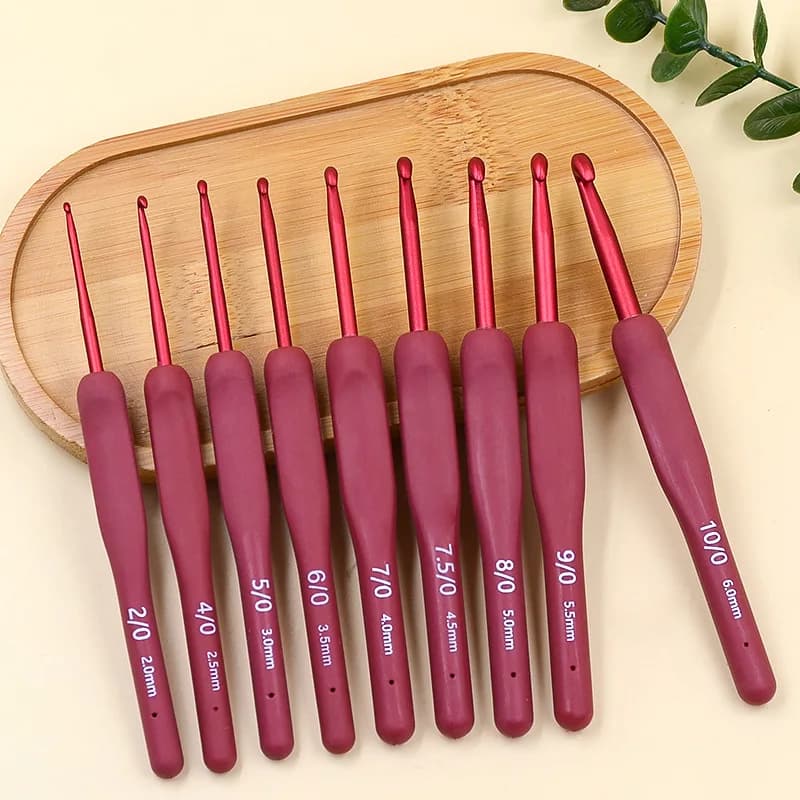 Set di uncinetti ergonomici morbidi al tatto da 9 pezzi Set di uncinetti in alluminio rosso 2.0-6.0mm Kit all'uncinetto Forniture per tessitura maglione fai da te