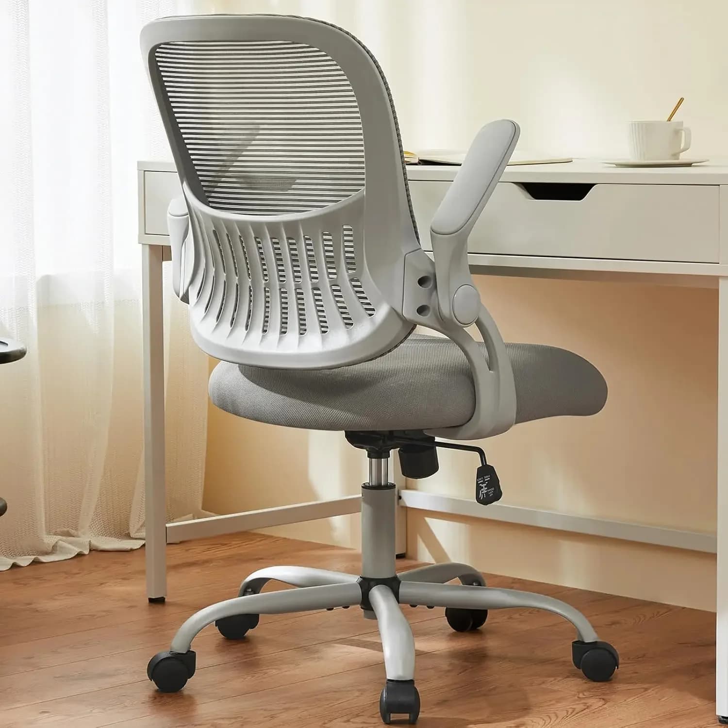 Sedia da ufficio girevole grigia con schienale medio in rete, supporto lombare ergonomico e braccioli ribaltabili per casa, ufficio, camera da letto, studio e uso studentesco