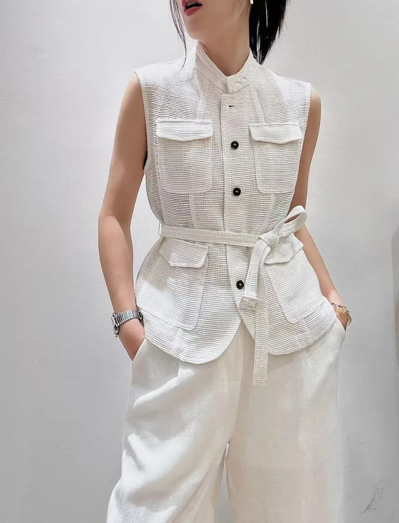 Elegante Gilet Traforato con Collo Alto Stile Old Money Senza Maniche con Cintura in Vita Effetto Snellente Nuovo Arrivo Primavera Estate Corto da Donna