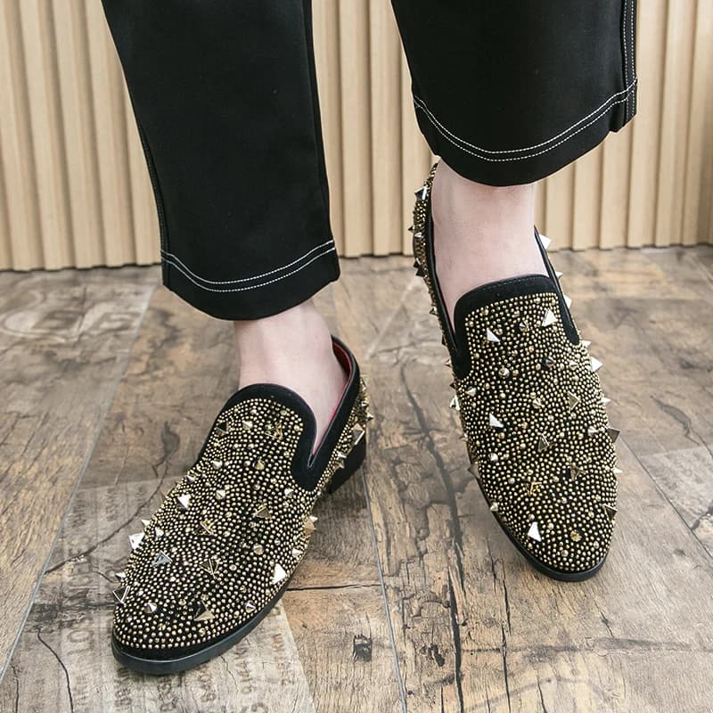 Mocassini da uomo personalizzati e alla moda anti pelle scamosciata per il comfort quotidiano dei giovani rivetti scarpe da discoteca in pelle a punta