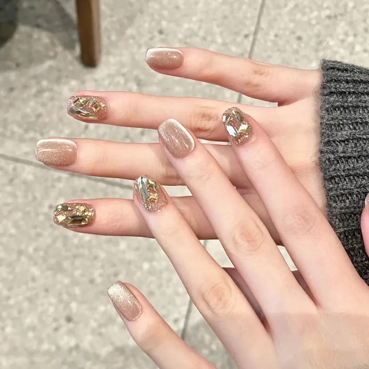 Set di 24 Unghie Finte a Occhio di Gatto, Lunghezza Media, Ovali, con Glitter e Design con Fiocco e Strass