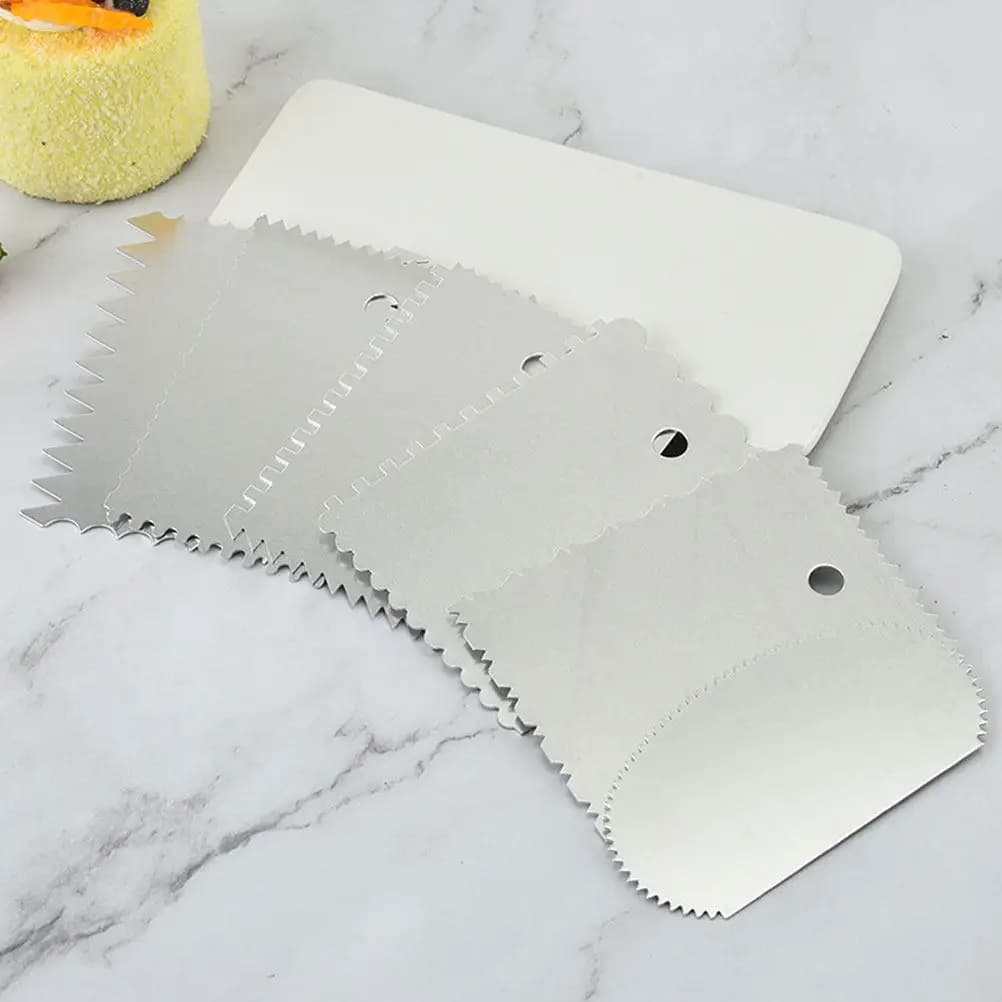 Set di 6 raschietti per torte in acciaio inossidabile, raschietto dentellato multilaterale, strumenti per decorare dolci, lisciante per glassa e crema, pasticceria