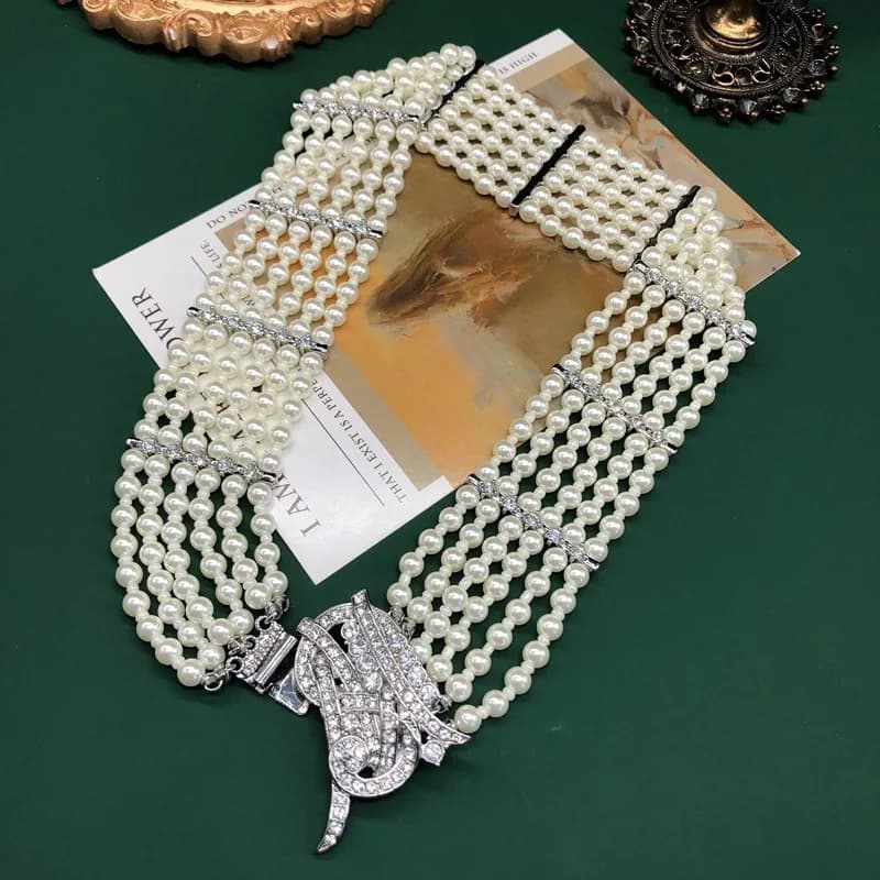 Collana Corta Multistrato con Perle e Diamanti, Stile Medievale Occidentale, Design alla Moda, Gioielli Artigianali con Chiusura a Spilla