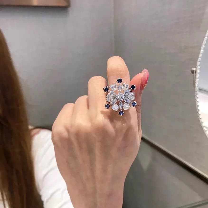 Diamanti con fascino di ispirazione intarsiati squisiti anelli con fiocco di neve blu per le donne Anello di lusso leggero Regalo di gioielli per banchetti regolabili