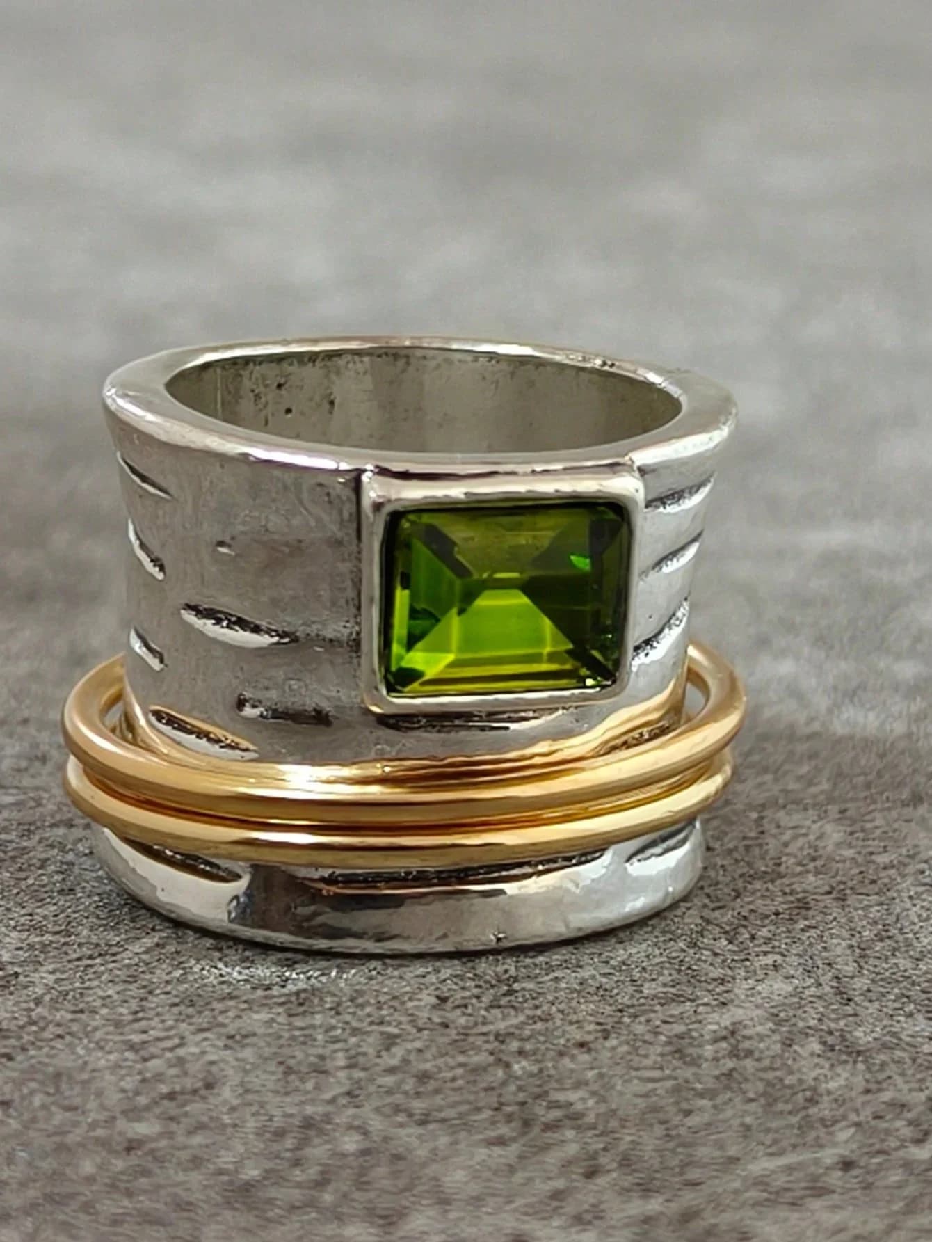Anello da donna in stile boho con pietra quadrata verde e fascia larga martellata