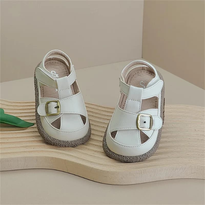 2025 Nuove scarpe estive per bambini Ritagli in pelle Fibbia Suola morbida Sandali per ragazzi Punta chiusa Sandali per bambina moda antiscivolo