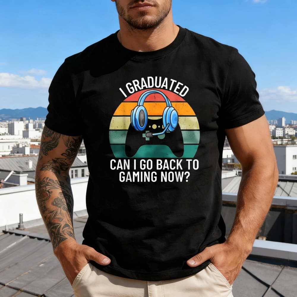 T-shirt "Ho appena fatto il mio diploma, posso ritornare a giocare ora?". Regalo divertente per amici gamer, maglietta per amanti dei giochi, t-shirt da uomo unisex per la vita quotidiana.