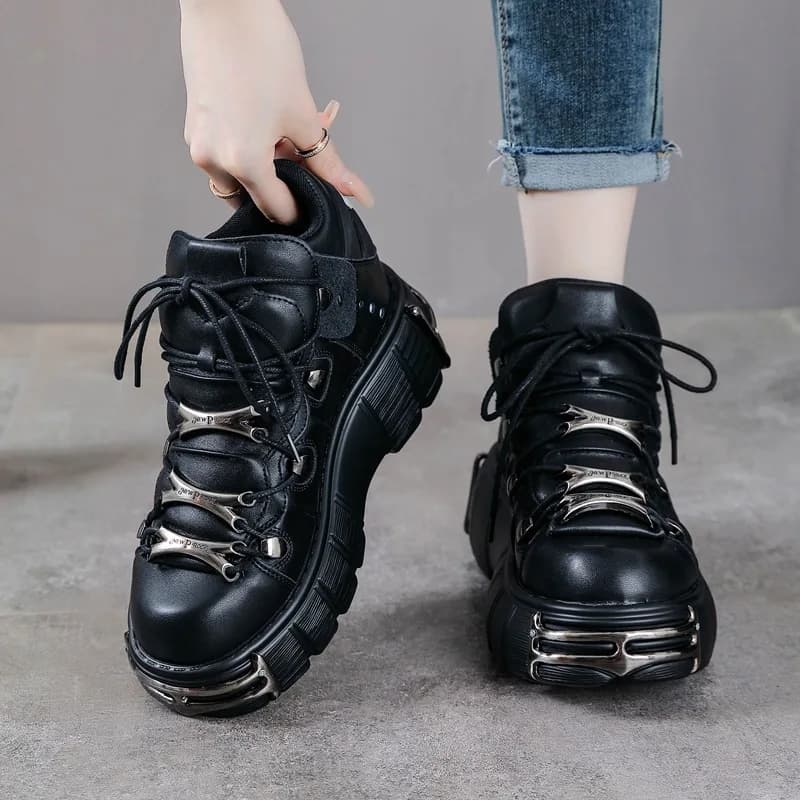 Nuovo marchio stile punk scarpe da donna stringate altezza tacco 6 cm scarpe con plateau donna stivali rock decorazioni in metallo sneakers da donna