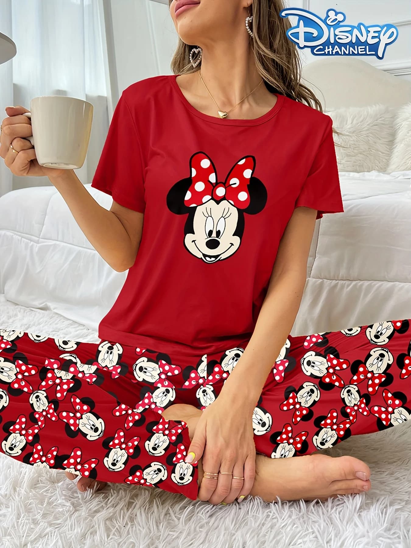 Set pigiama da donna con graziose stampe Disney Minnie, top a maniche corte e pantaloni, comodi da indossare a casa o all'aperto