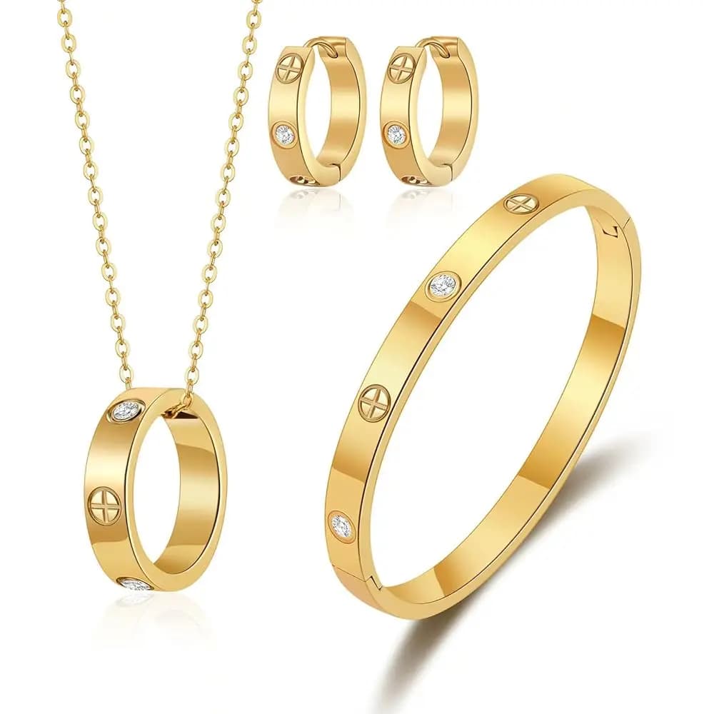 Set di Bracciale, Orecchini e Collana 'Love' per Donne, Placcato Oro 18K, Acciaio Inossidabile di Tendenza, Orecchini a Cerchio e Ciondolo di Lusso